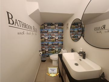 Oportunidad en PH Versalles: Casa de esquina remodelada – $339,000