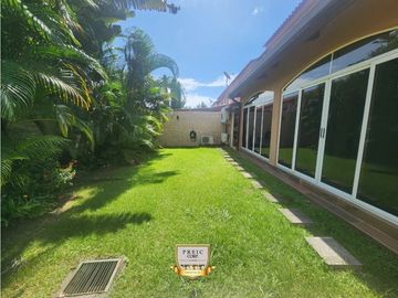 Oportunidad en PH Versalles: Casa de esquina remodelada – $339,000
