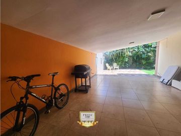 Oportunidad en PH Versalles: Casa de esquina remodelada – $339,000
