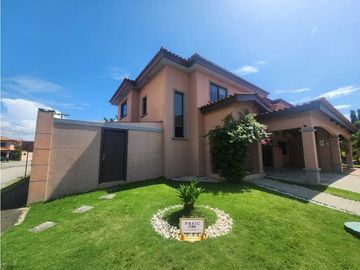 Oportunidad en PH Versalles: Casa de esquina remodelada – $339,000