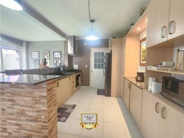 Oportunidad en PH Versalles: Casa de esquina remodelada – $339,000