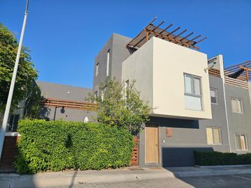 Casa en venta con cuarto de servicio en Santa Fe Juriquilla Queretaro