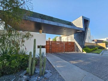 Casa en venta con cuarto de servicio en Santa Fe Juriquilla Queretaro