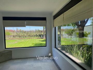 Venta de exclusiva residencia con 4ta recámara en Villas Mesón