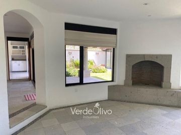 Venta de exclusiva residencia con 4ta recámara en Villas Mesón