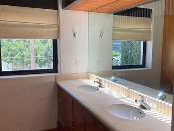 Venta de exclusiva residencia con 4ta recámara en Villas Mesón