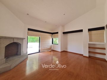 Venta de exclusiva residencia con 4ta recámara en Villas Mesón