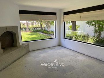 Venta de exclusiva residencia con 4ta recámara en Villas Mesón