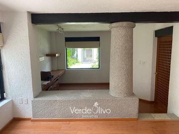 Venta de exclusiva residencia con 4ta recámara en Villas Mesón