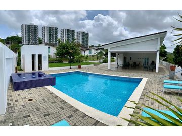 Casa Con Línea Blanca en PH Horizontes 1, Altos de Panamá