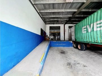 Se alquila excelente galera de 1500m2 ubicada en La Locería. [AA]