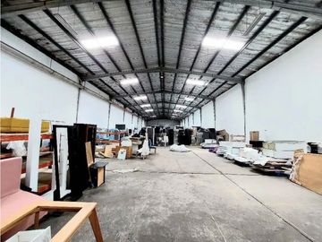 Se alquila excelente galera de 1500m2 ubicada en La Locería. [AA]