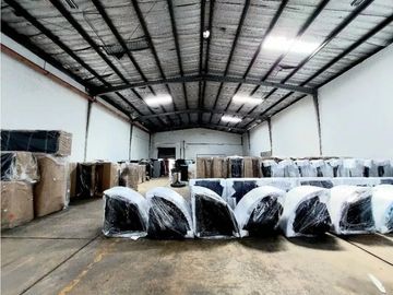 Se alquila excelente galera de 1500m2 ubicada en La Locería. [AA]