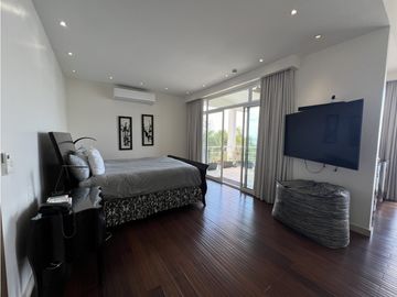 Venta de casa Primera Línea con piscina en Punta Paitilla