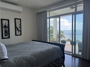 Venta de casa Primera Línea con piscina en Punta Paitilla