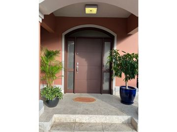¡Oportunidad única en Costa Sur! Venta de Moderna Casa en El Doral.