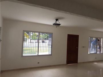 Se vende casa con amplio terreno en Coronado