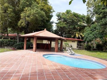 Se vende casa con amplio terreno en Coronado