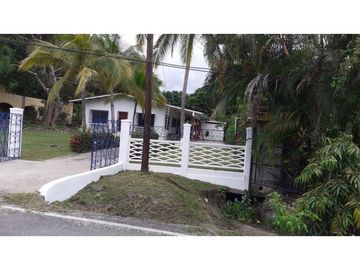 Se vende casa con amplio terreno en Coronado