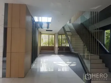 For rent Retail Space 338 sqm in Phra Khanong, Khlong Toei, Bangkok BTS Ekkamai