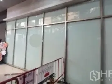 For rent Retail Space 104 sqm in Khlong Tan, Khlong Toei, Bangkok BTS Phrom Phong