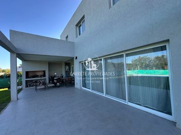 Casa en venta 4 ambientes amoblada y pileta. Barrio Santa Elena. Pilar del Este.
