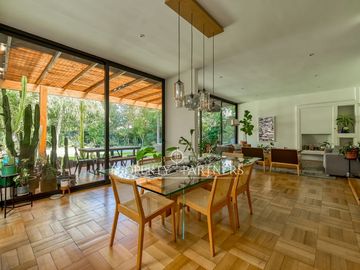Excelente casa remodelada en Los Dominicos.