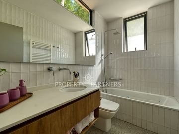 Excelente casa remodelada en Los Dominicos.