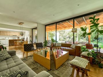 Excelente casa remodelada en Los Dominicos.