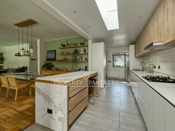 Excelente casa remodelada en Los Dominicos.