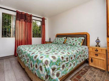 Gran Casa Familiar de 2 pisos, cercana a metro, supermercado, colegios, centro de salud, comercio y con barrio protegido de seguridad 24/7