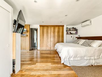 CASA FAMILIAR EN SECTOR TRANQUILO CON GRAN COCINA, PISCINA, JARDIN Y QUINCHO