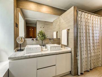 CASA FAMILIAR EN SECTOR TRANQUILO CON GRAN COCINA, PISCINA, JARDIN Y QUINCHO