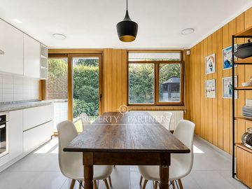 CASA FAMILIAR EN SECTOR TRANQUILO CON GRAN COCINA, PISCINA, JARDIN Y QUINCHO