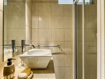 CASA FAMILIAR EN SECTOR TRANQUILO CON GRAN COCINA, PISCINA, JARDIN Y QUINCHO