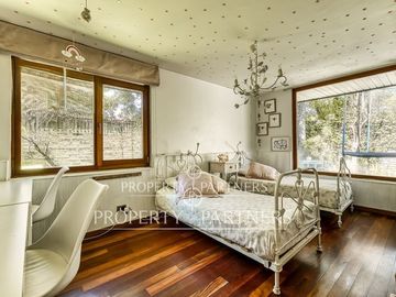 CASA FAMILIAR EN SECTOR TRANQUILO CON GRAN COCINA, PISCINA, JARDIN Y QUINCHO