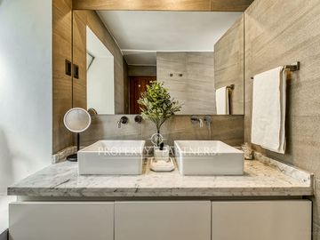 CASA FAMILIAR EN SECTOR TRANQUILO CON GRAN COCINA, PISCINA, JARDIN Y QUINCHO