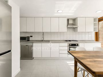 CASA FAMILIAR EN SECTOR TRANQUILO CON GRAN COCINA, PISCINA, JARDIN Y QUINCHO