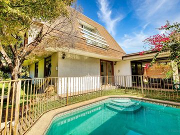 CASA FAMILIAR EN SECTOR TRANQUILO CON GRAN COCINA, PISCINA, JARDIN Y QUINCHO