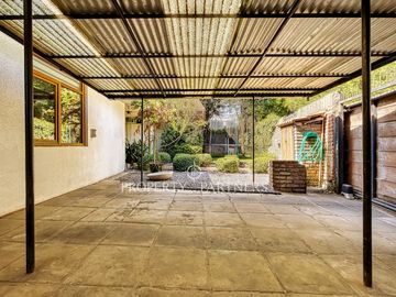CASA FAMILIAR EN SECTOR TRANQUILO CON GRAN COCINA, PISCINA, JARDIN Y QUINCHO