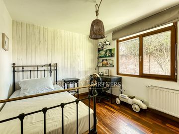 CASA FAMILIAR EN SECTOR TRANQUILO CON GRAN COCINA, PISCINA, JARDIN Y QUINCHO