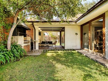 CASA FAMILIAR EN SECTOR TRANQUILO CON GRAN COCINA, PISCINA, JARDIN Y QUINCHO