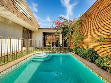 CASA FAMILIAR EN SECTOR TRANQUILO CON GRAN COCINA, PISCINA, JARDIN Y QUINCHO