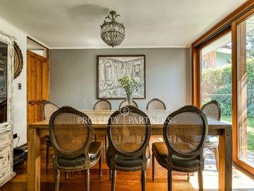 CASA FAMILIAR EN SECTOR TRANQUILO CON GRAN COCINA, PISCINA, JARDIN Y QUINCHO