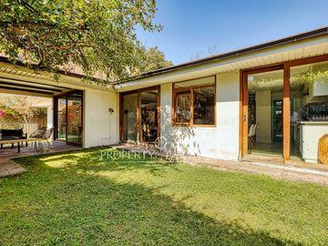 CASA FAMILIAR EN SECTOR TRANQUILO CON GRAN COCINA, PISCINA, JARDIN Y QUINCHO