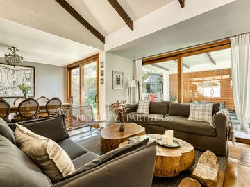 CASA FAMILIAR EN SECTOR TRANQUILO CON GRAN COCINA, PISCINA, JARDIN Y QUINCHO