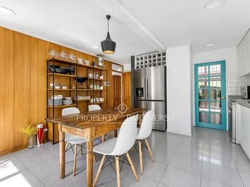 CASA FAMILIAR EN SECTOR TRANQUILO CON GRAN COCINA, PISCINA, JARDIN Y QUINCHO