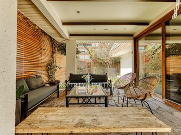 CASA FAMILIAR EN SECTOR TRANQUILO CON GRAN COCINA, PISCINA, JARDIN Y QUINCHO