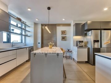 Gran departamento, prácticamente nuevo, sector Lo Curro