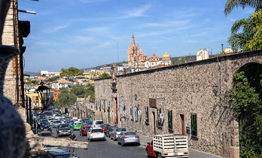 Terreno en el Centro San Miguel de Allende con locales comerciales